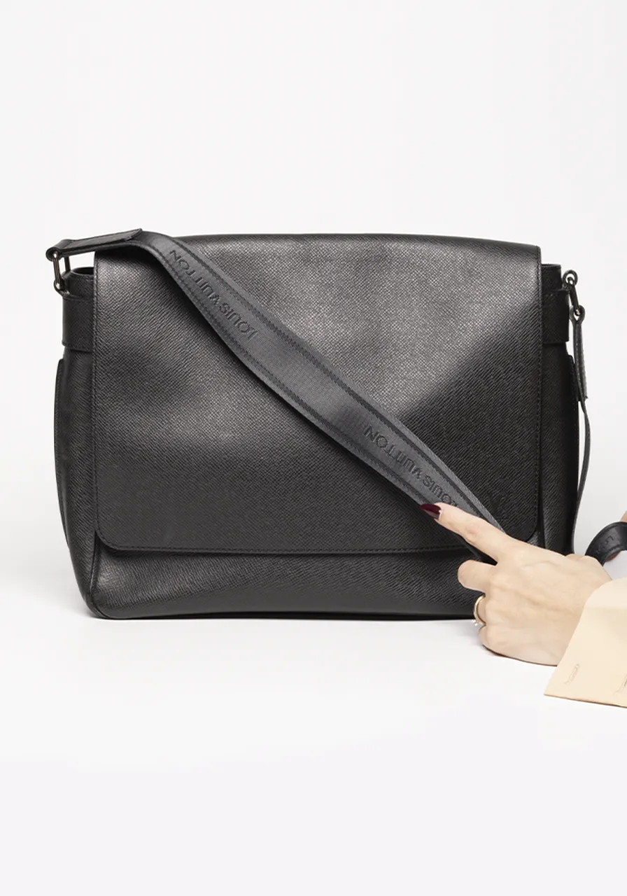 Louis Vuitton Messenger Taiga 