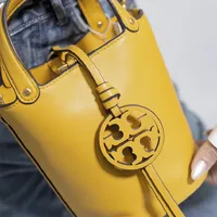 Tory Burch Logo Bucket  - imagem 6