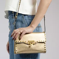 Valentino Garavani Rockstud Dourada - imagem 2