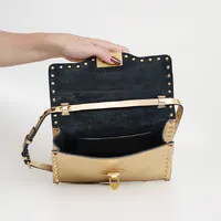 Valentino Garavani Rockstud Dourada - imagem 5