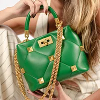 Valentino Roman Stud The Handle Small  - imagem 3