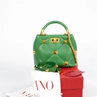 Valentino Roman Stud The Handle Small  - imagem 8