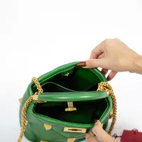 Valentino Roman Stud The Handle Small  - imagem 5