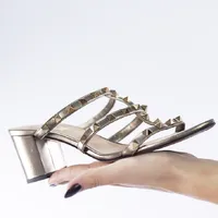 Sandália Rockstud de Couro Valentino Garavani - imagem 3