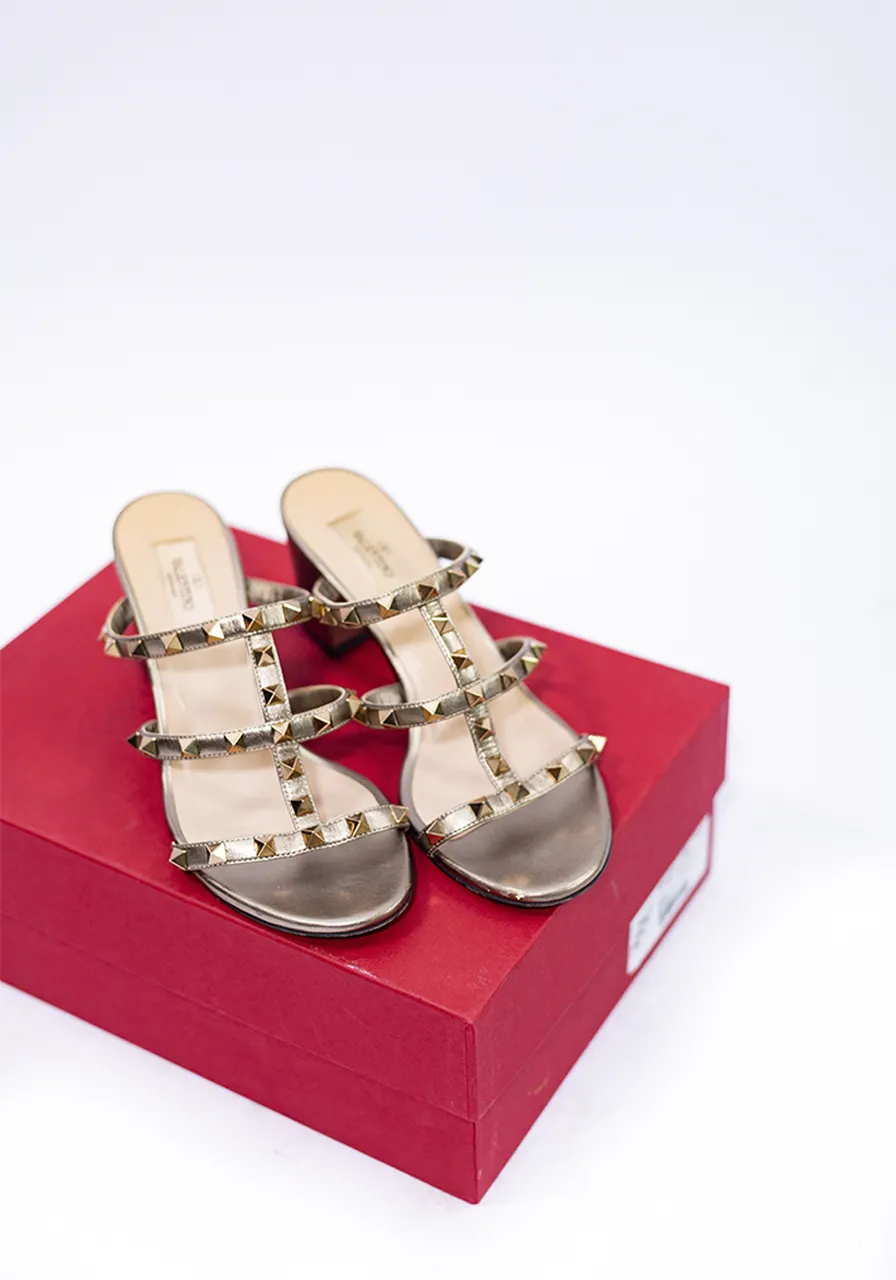Sandália Rockstud de Couro Valentino Garavani