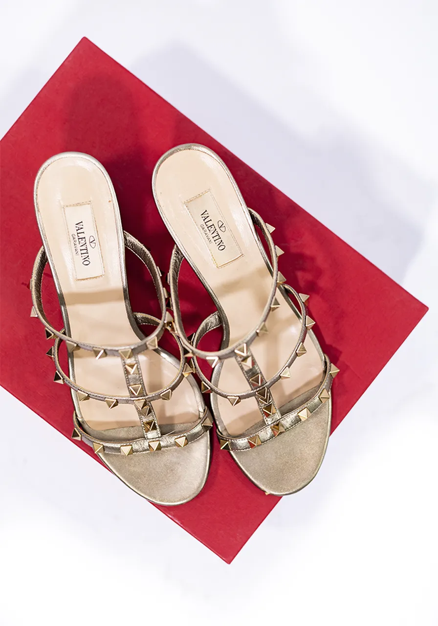 Sandália Rockstud de Couro Valentino Garavani