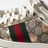 Tênis Gucci GG Supreme Bees Ace Sneakers  - imagem 5