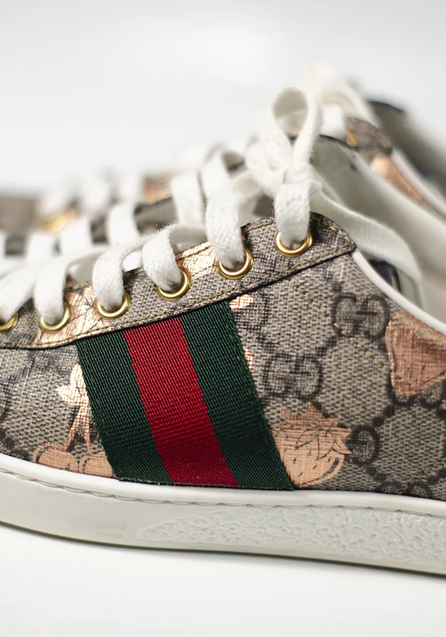 Tênis Gucci GG Supreme Bees Ace Sneakers 