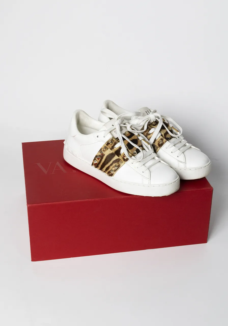 Tênis Valentino Garavani Rockstud Leopardo 