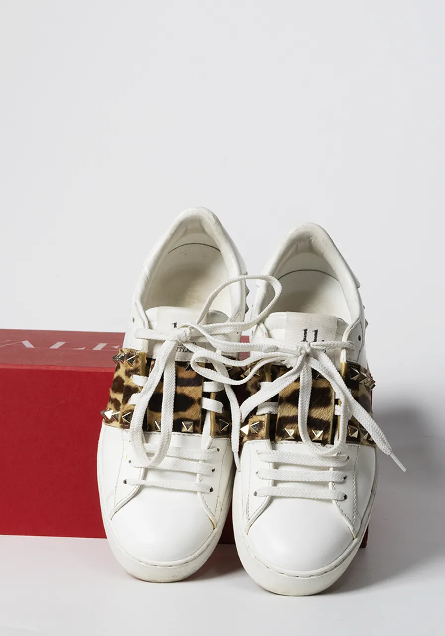 Tênis Valentino Garavani Rockstud Leopardo 
