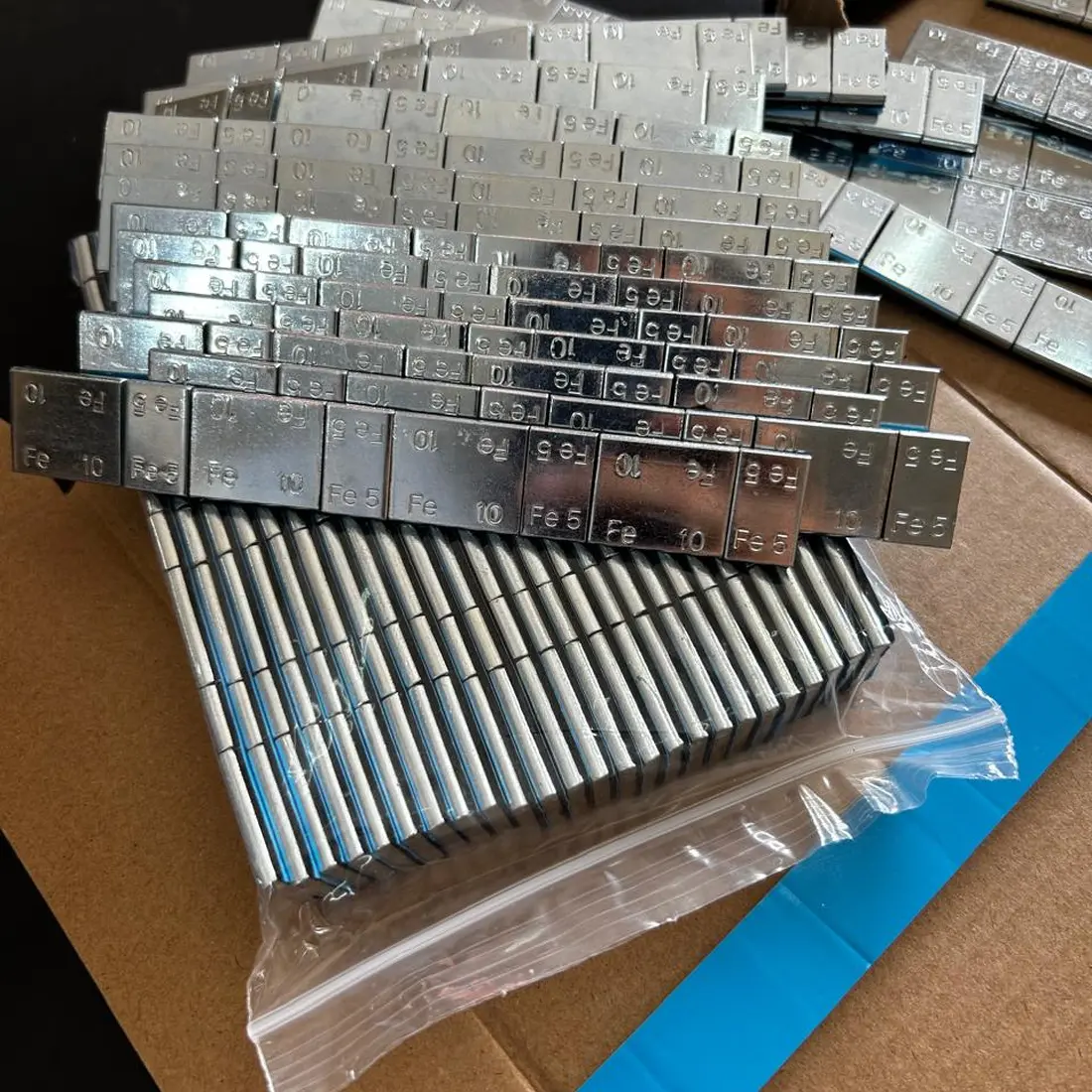 chumbo colante adesivo de aço 05/10g ( caixa com 24 kg ) - imagem 1