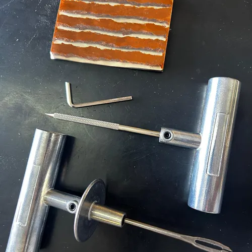 Kit Reparo de Pneu sem Câmara com Agulha e Escareador 4MM + 5 und de refil 