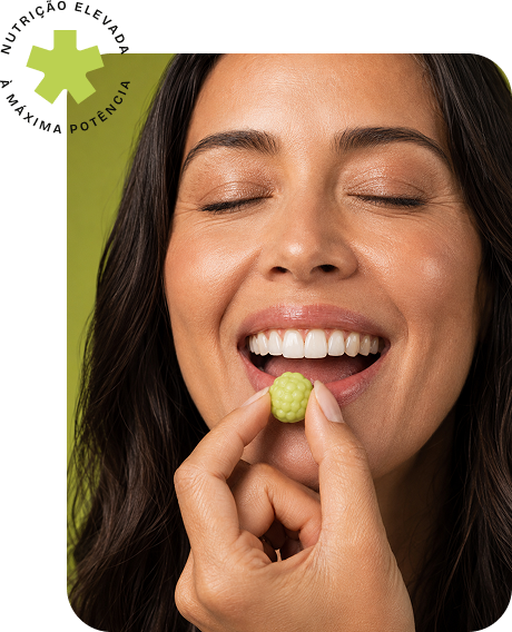Mulher sorrindo ao mastigar uma goma de creatina Zivy sabor uva verde