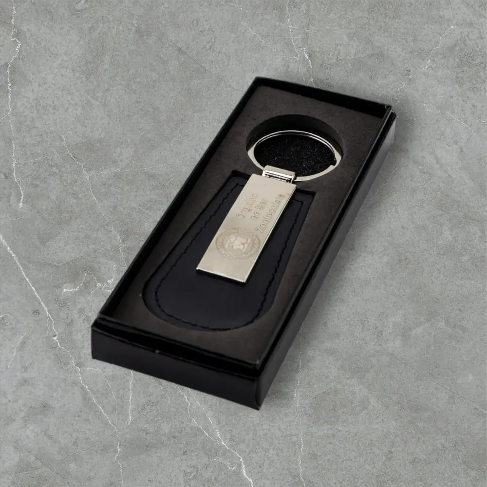 Chaveiro - Couro com placa metálica polida