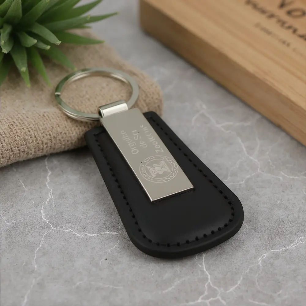 Chaveiro - Couro com placa metálica polida