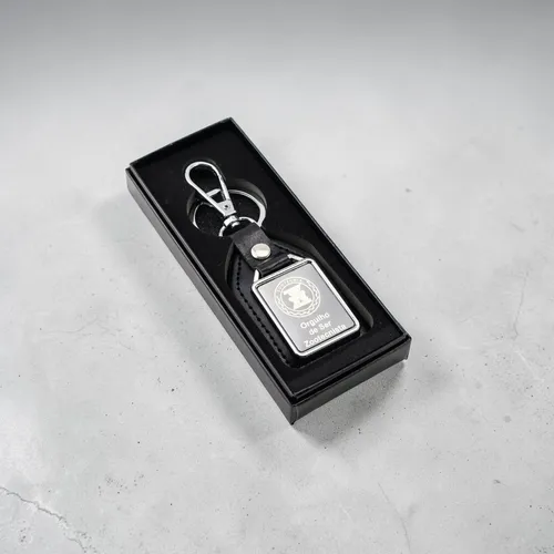 Chaveiro - Couro com placa metálica frontal