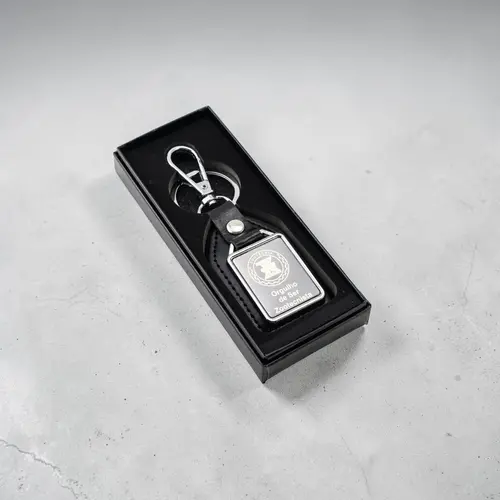Chaveiro - Couro com placa metálica frontal