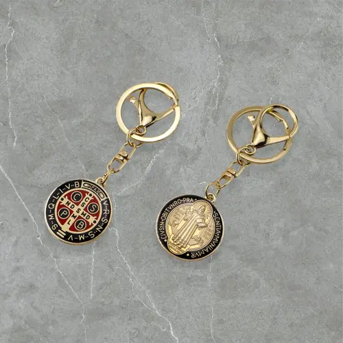 Chaveiro dourado Cruz de São Bento - Medalhão dupla face